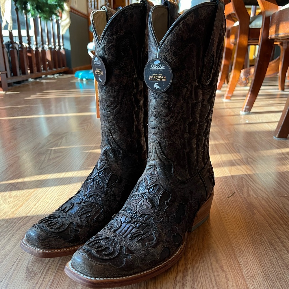 MENS A4337 size 8D, Brand new